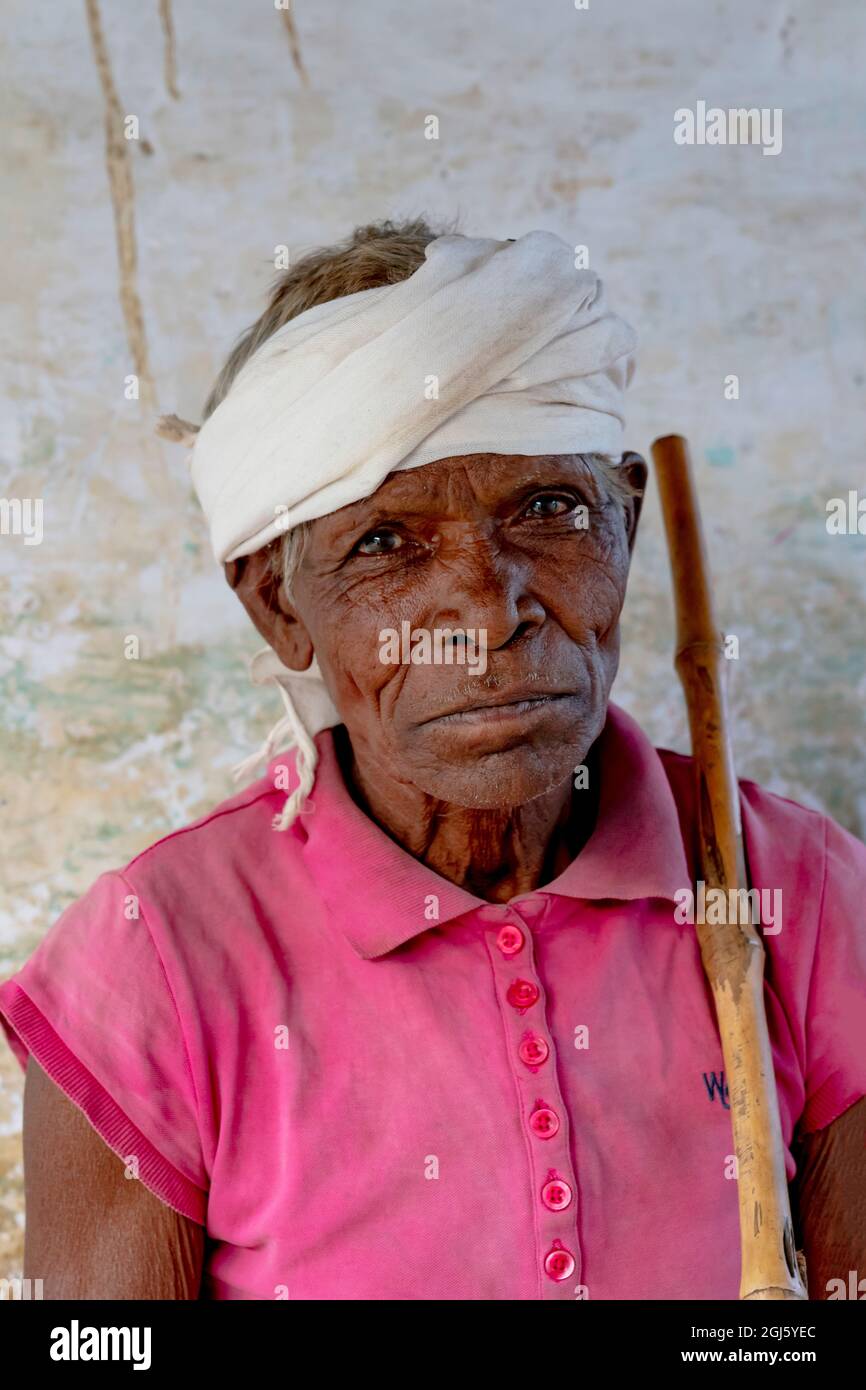 India, Madhya Pradesh. Ritratto di una donna anziana. Foto Stock