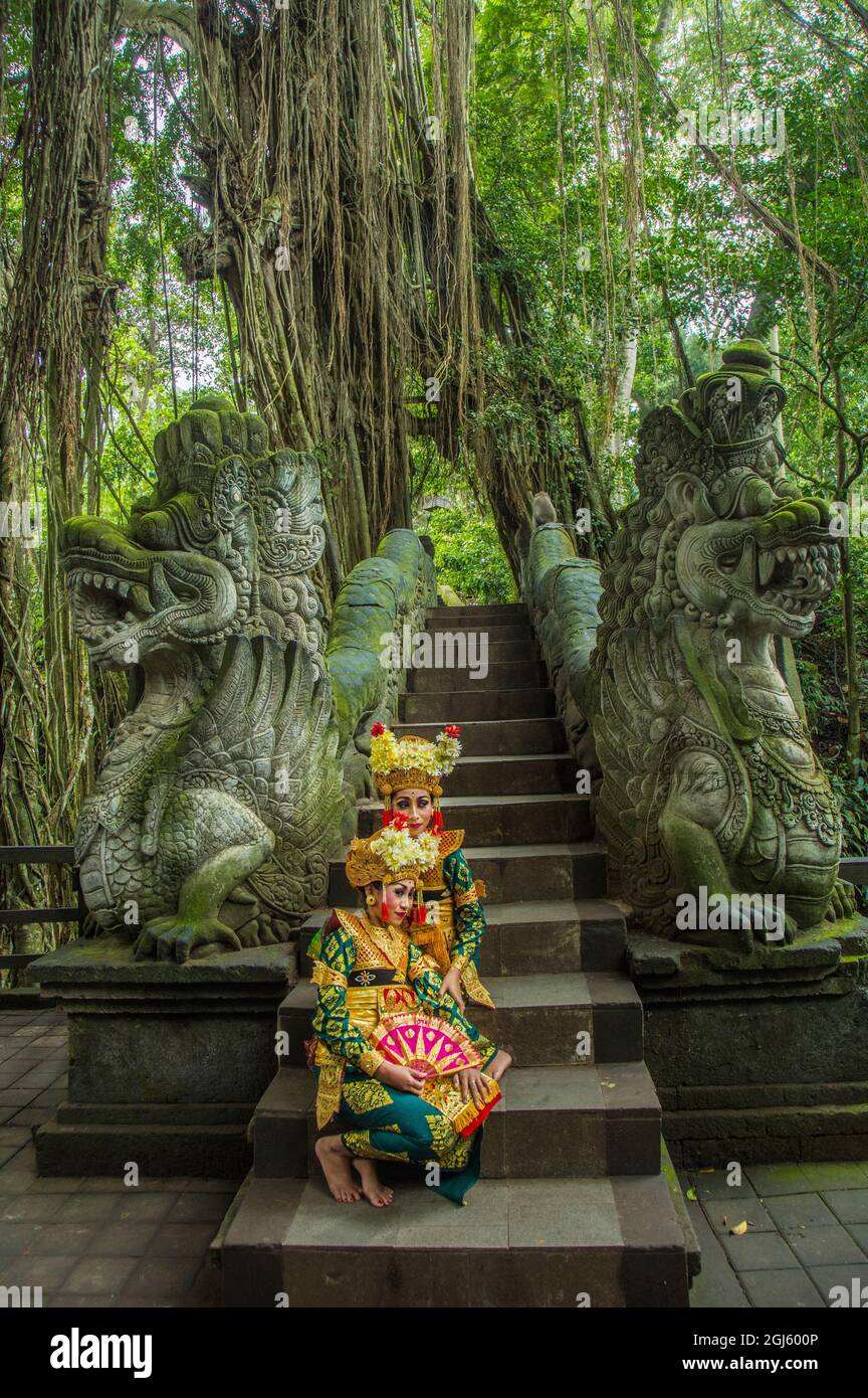 Indonesia, Bali, Ubud. Ballerini balinesi al tempio Hindu. (SIG.) Foto Stock