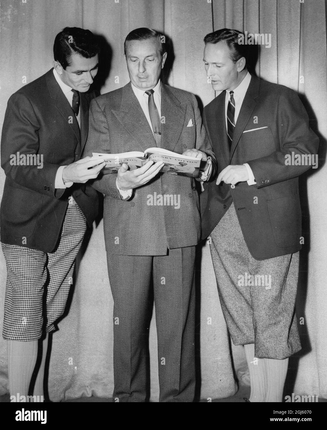 Golfista inglese Henry Cotton con Michael Bentley (a sinistra) e Gordon Hale con giacche sportive Henry Cotton 25 novembre 1959 Foto Stock