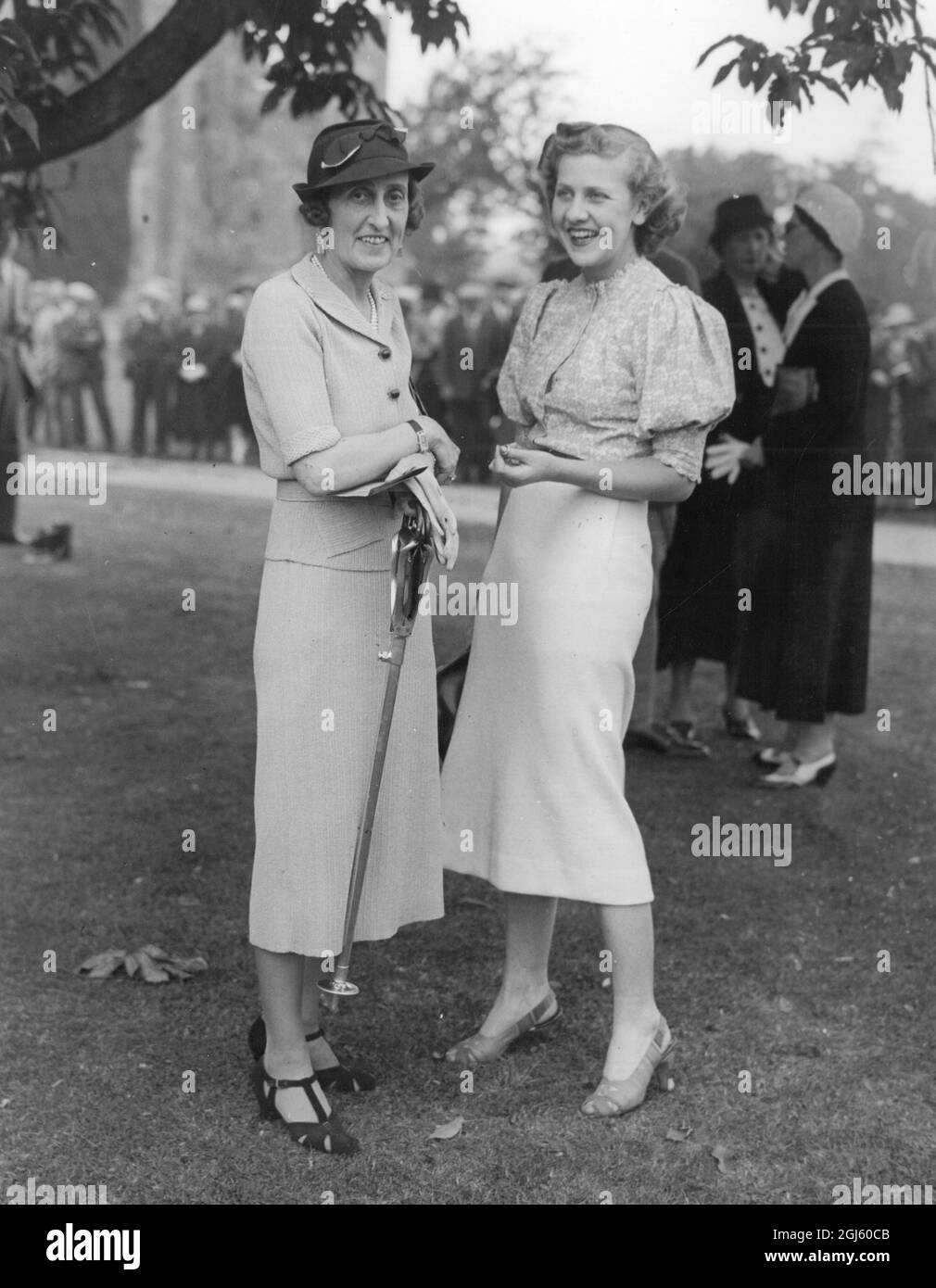 Torneo di polo di Goodwood a Cowdray Park Hon Angela Pearson (a destra) 1929 l'on. Angela Pearson è nato il 27 febbraio 1910. Era la figlia di Weetman Harold Miller Pearson, secondo visconte Cowdray e Agnes Beryl Spencer-Churchill. Foto Stock
