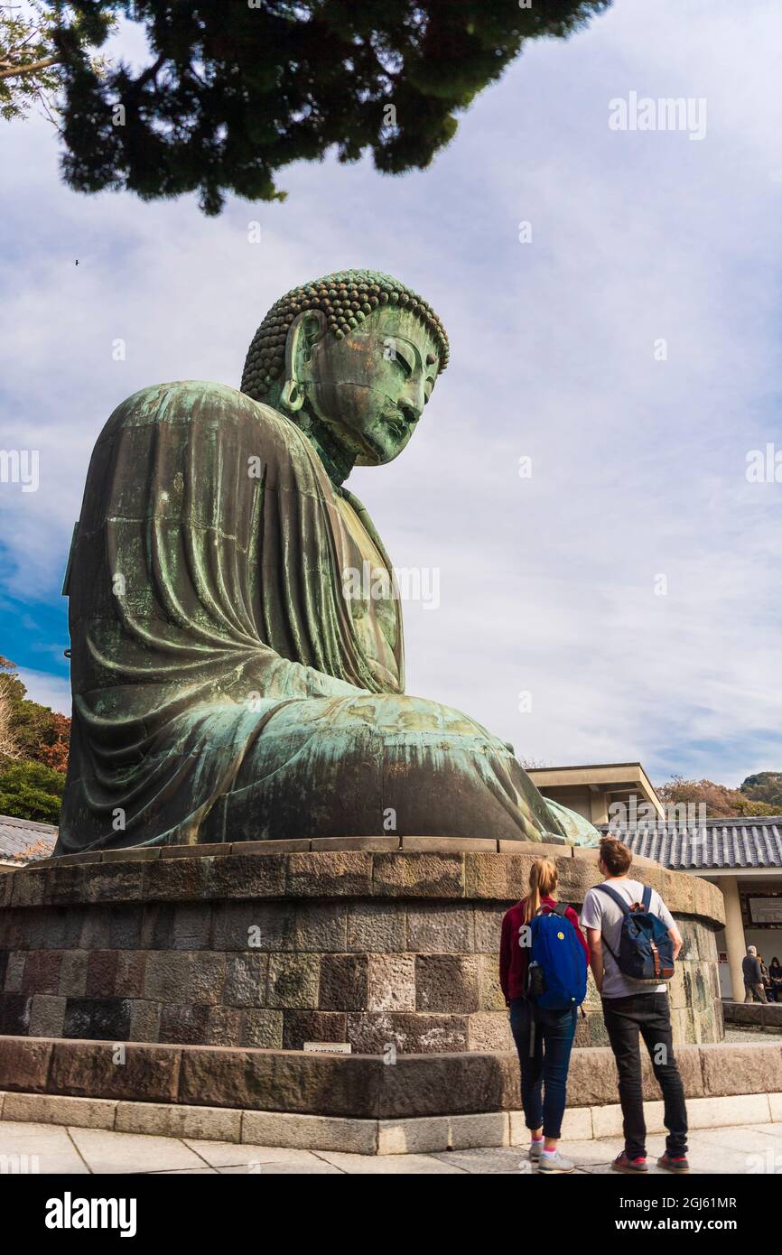 Due turisti che guardano il Grande Buddha, Daibutsu, Kamakura, Giappone Foto Stock