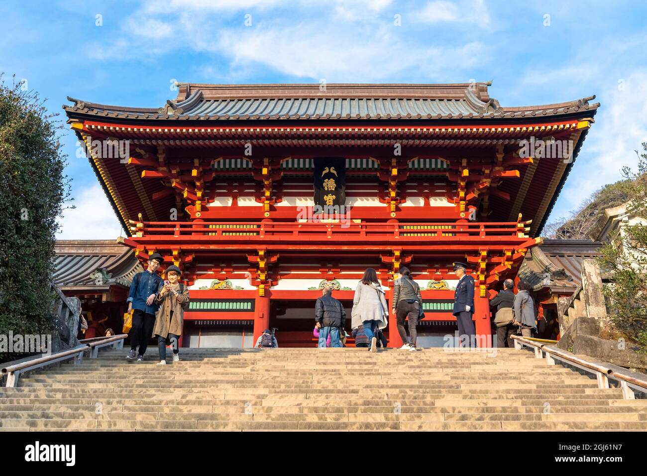 Il santuario di Tsurugaoka Hachimangu Shinto, con scale che conducono ad esso con i turisti intorno a scattare foto. Foto Stock