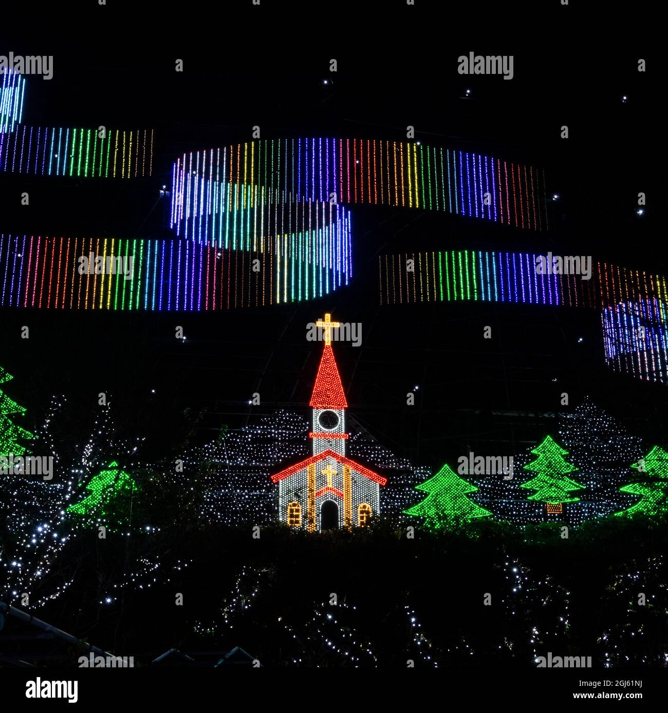 Una scena natalizia, una chiesa, creata da luci per un'atmosfera festosa Foto Stock