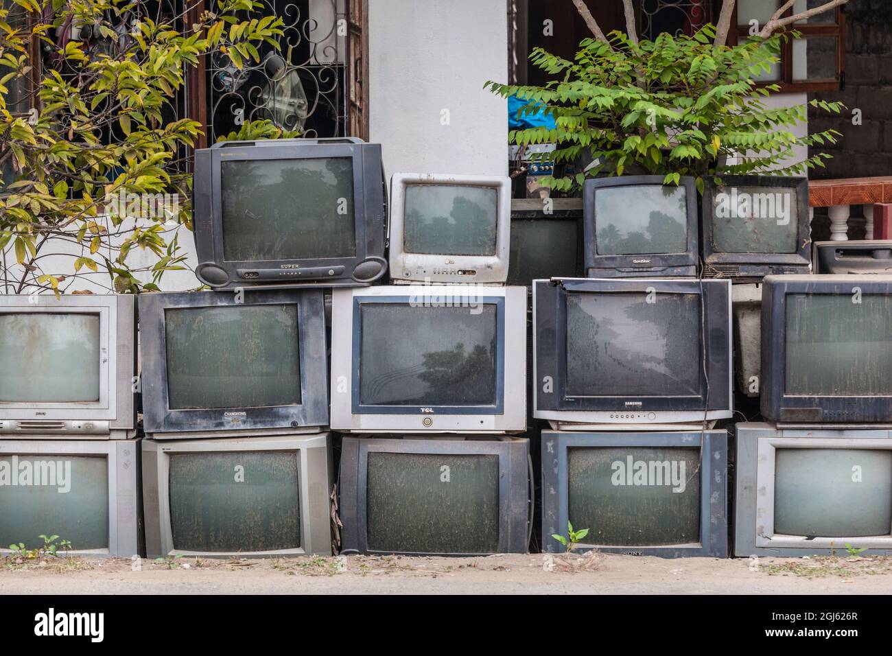 Laos, Luang Prabang. Visualizzazione di vecchi televisori. Foto Stock