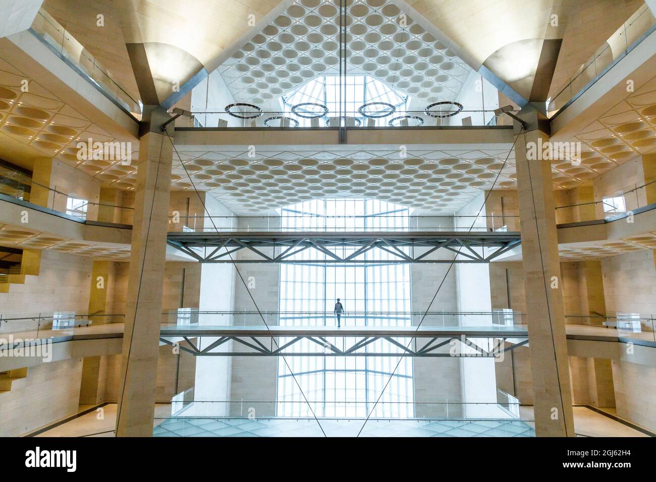Stato del Qatar, Doha. Interno del Museo di Arte Islamica, costruito nel 2008. Finestre affacciate sul lato anteriore dal pavimento al soffitto. (Solo per uso editoriale) Foto Stock