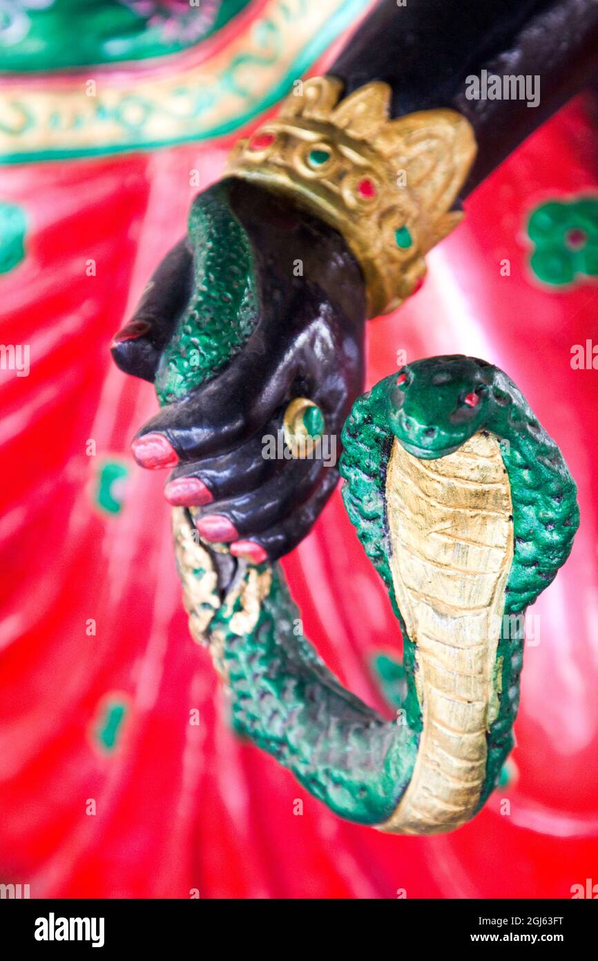 Thailandia Statua dettaglio di mano tenendo cobra. Foto Stock