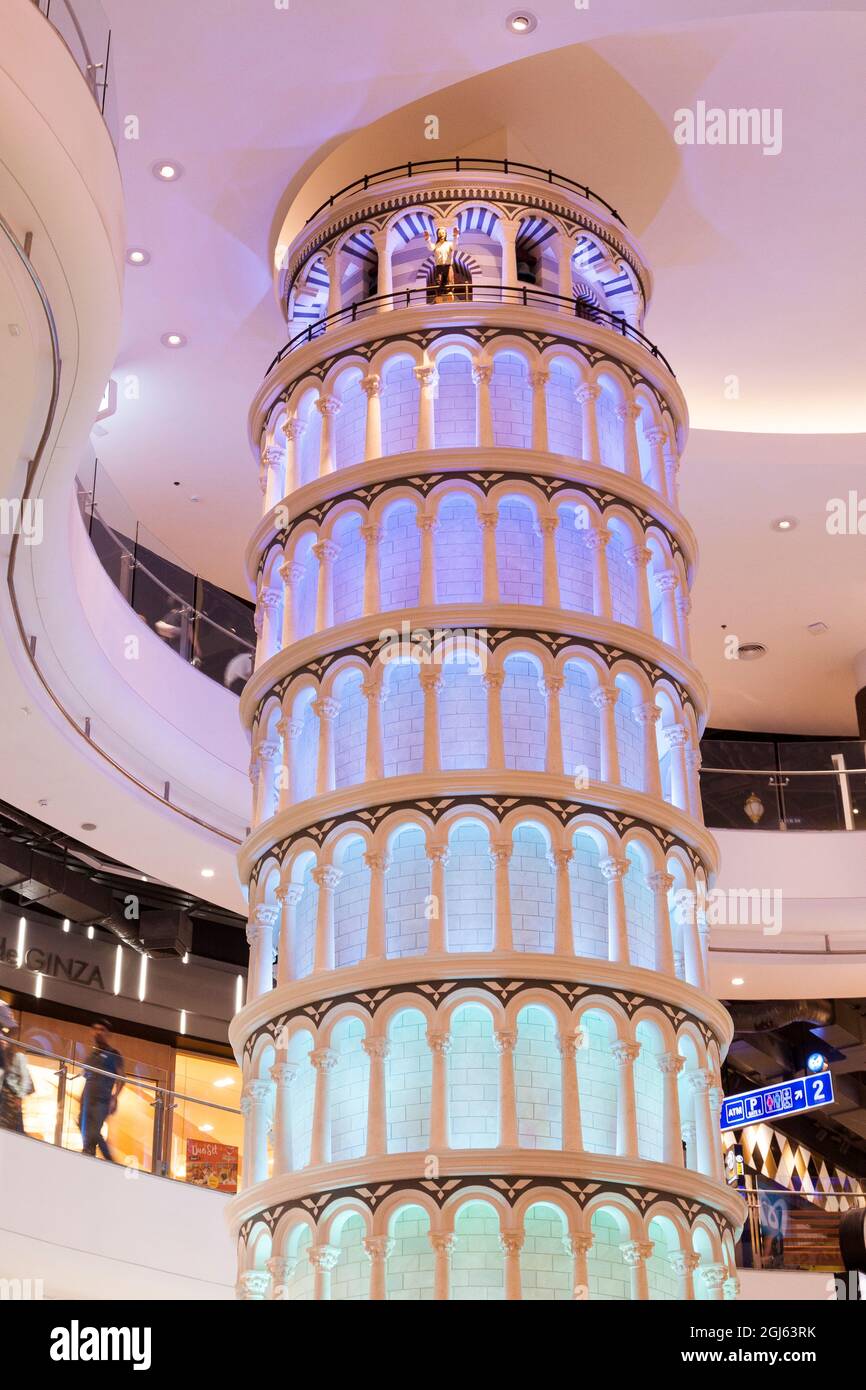 Thailandia, Bangkok, Terminal 21 centro commerciale. Modello decorativo della Torre Pendente di Pisa. (Solo per uso editoriale) Foto Stock