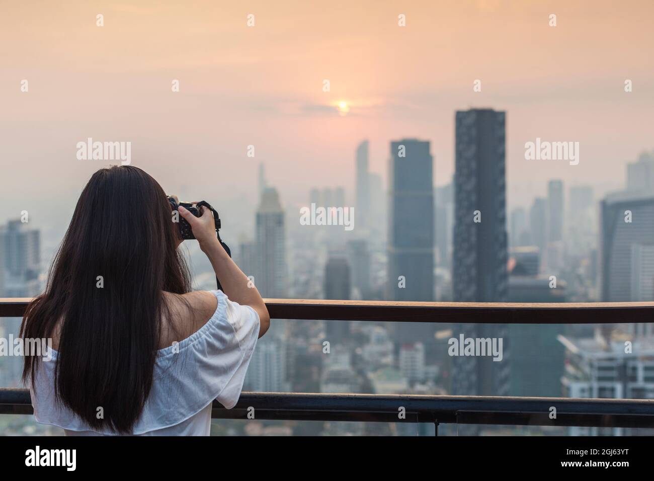 Thailandia, Bangkok. Lumphini, patroni del Moon Bar in cima al Banyan Tree Resort Hotel al crepuscolo. Foto Stock