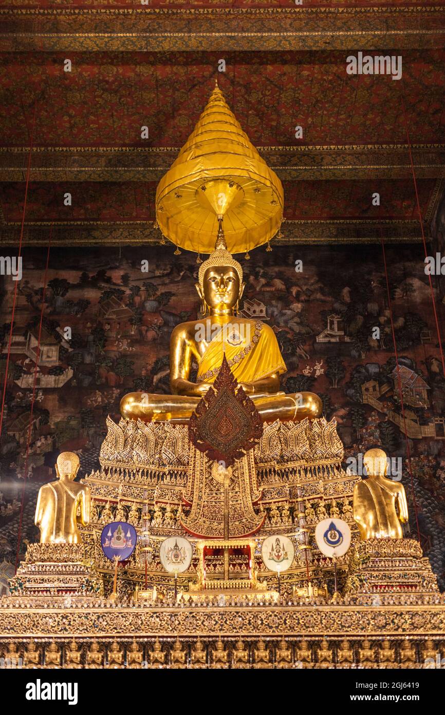 Thailandia, Bangkok. Ko Ratanakosin, Wat Pho, Phra Buddha Deva Patimakorn, luogo di sepoltura del re Rama I. Foto Stock