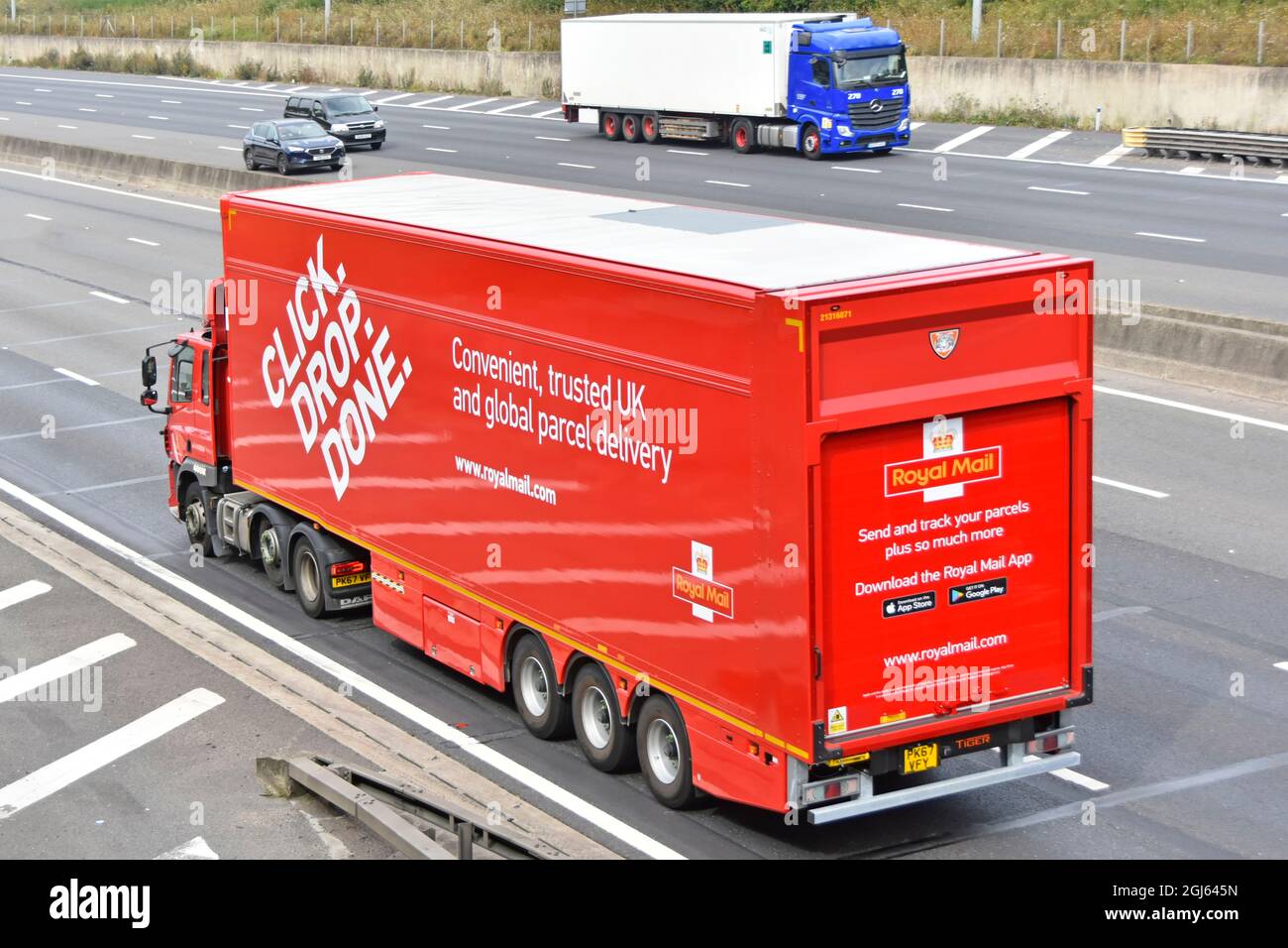 Vista posteriore laterale del rimorchio articolato del camion della posta reale rosso con lo slogan di pubblicità scattano goccia fatta per il nuovo attrezzo di affrancatura del pacco in linea Inghilterra UK Foto Stock
