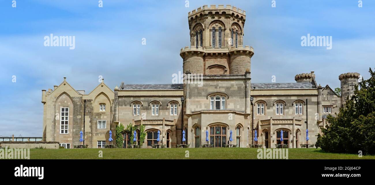 Facciata sud dello storico castello di Studley edificio in pietra classificato di grado II, convertito in Warner Leisure Hotel nel Warwickshire Inghilterra Regno Unito Foto Stock