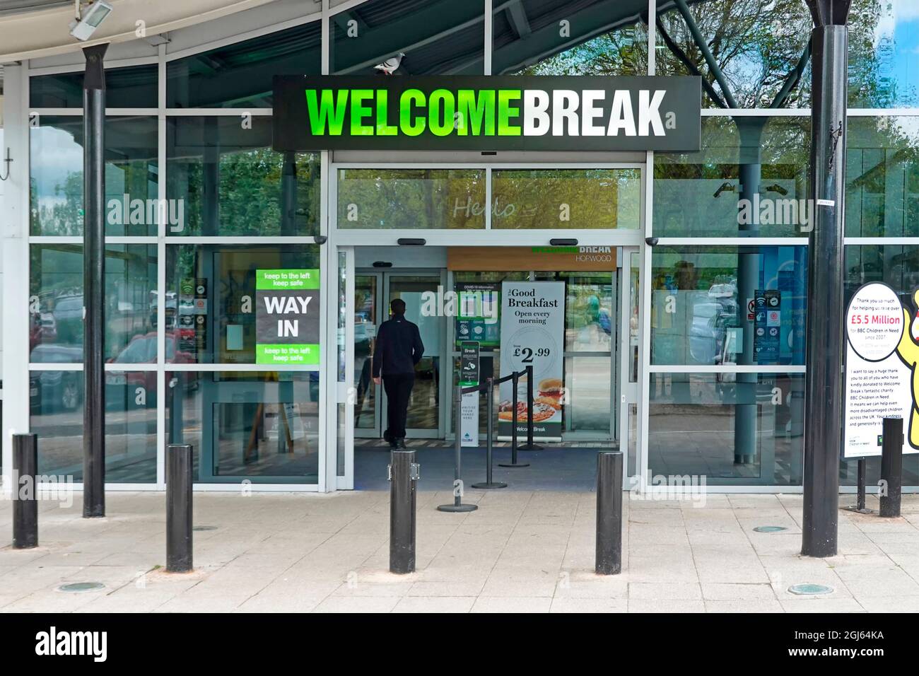 Svincolo 2 M42 autostrada Welcome Break servizi uomo che entra nelle aree dello shopping e dei servizi igienici a Hopwood Park Alvechurch Birmingham West Midlands Inghilterra UK Foto Stock