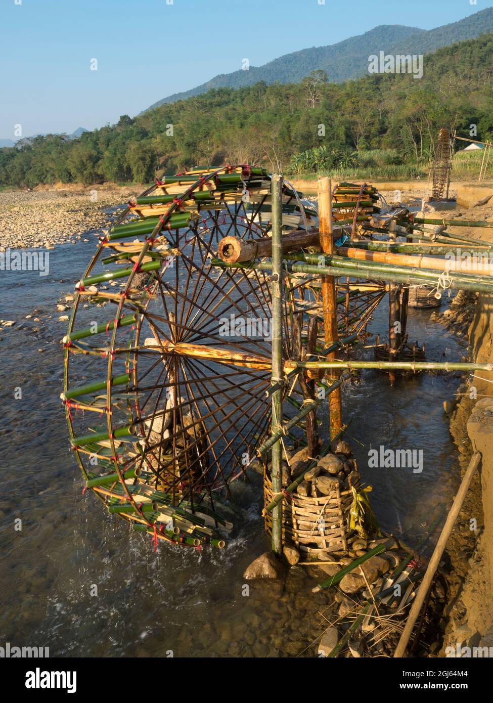 Vietnam, Riserva Naturale di pu Luong. Ruota d'acqua sul fiume Cham. Foto Stock