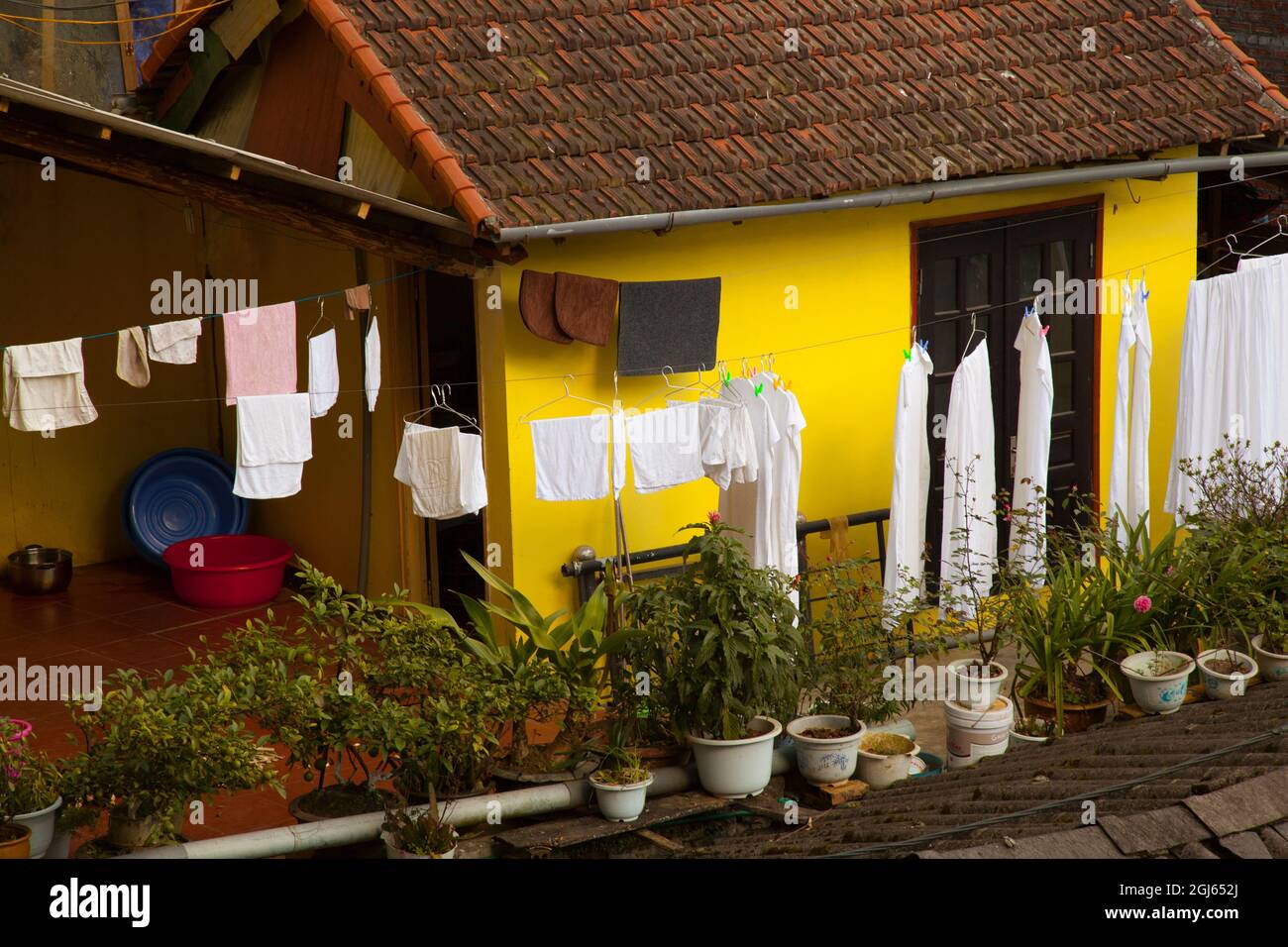 Lavanderia asciuga sul balcone di casa a Sapa, Vietnam. Foto Stock
