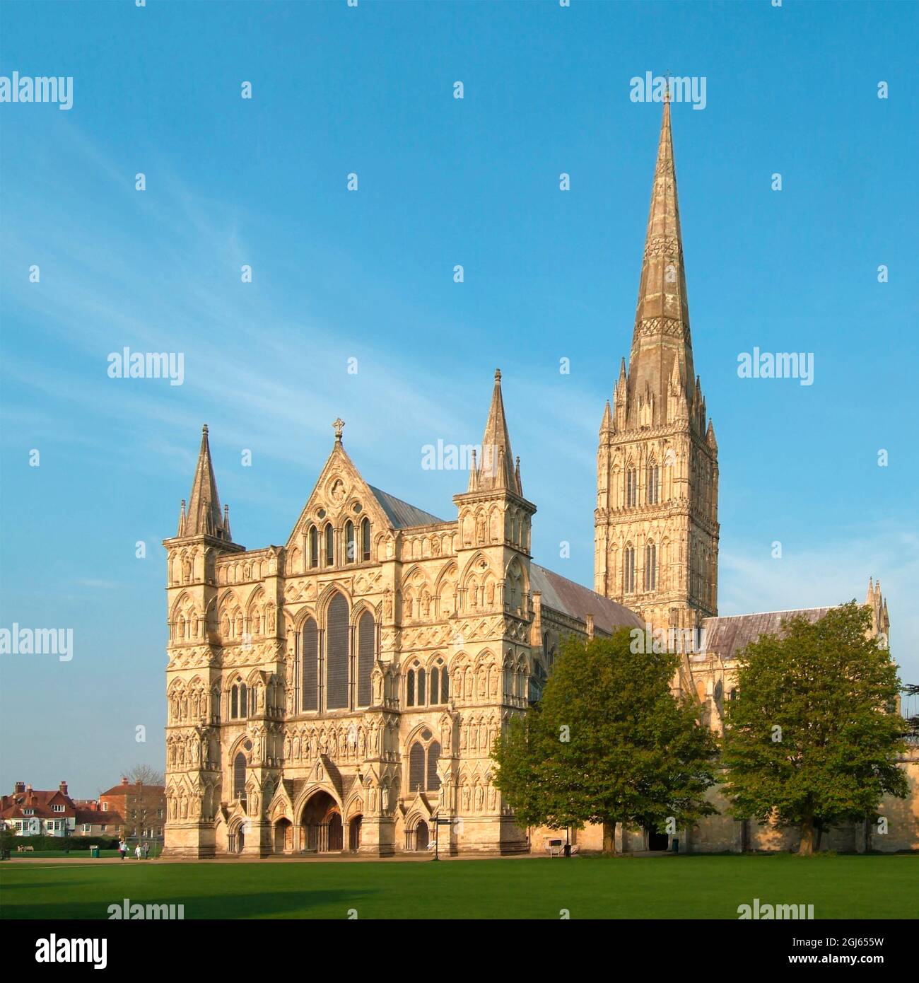 Storico punto di riferimento prima inglese gotico architettura chiesa torre e spire anglicano Salisbury cattedrale West front Wiltshire blu cielo giorno Inghilterra UK Foto Stock