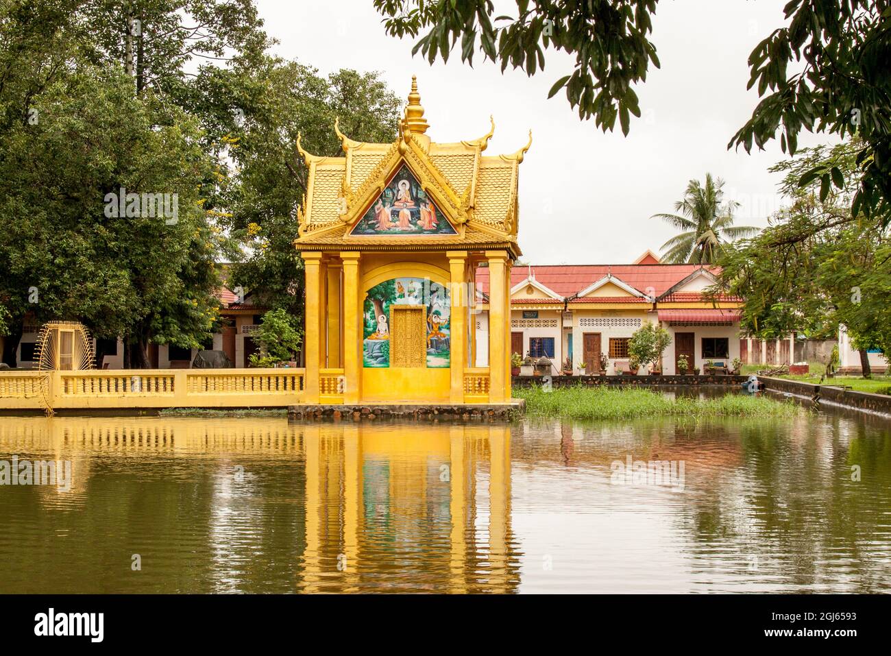 Cambogia, Siem Reap. Piccolo tempio in un laghetto. Foto Stock