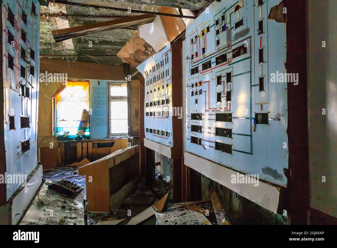 Ucraina, Pripyat, Chernobyl. Abbandonato, rovinato, computer e cavi. Pannelli di controllo. Foto Stock