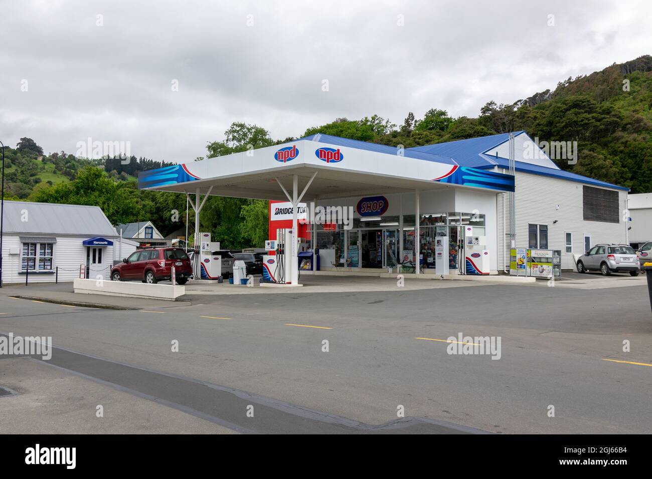 Akaroa Auto Center Nuova Zelanda Stazione di benzina NPD con pompe di benzina e Convienence Shop Foto Stock
