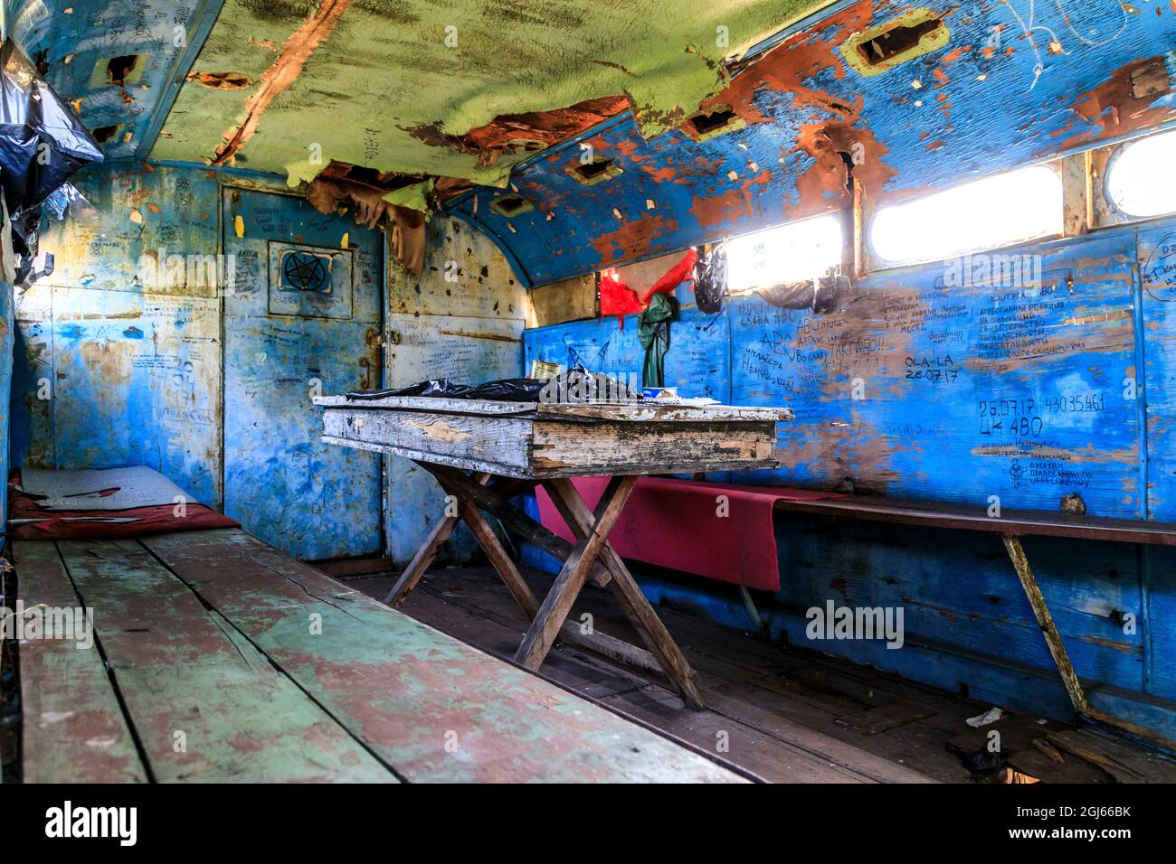 Ucraina, Pripyat, Chernobyl. All'interno di un autobus con naufragi colorati. (Solo per uso editoriale) Foto Stock