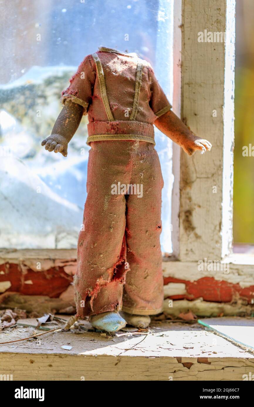 Ucraina, Pripyat, Chernobyl. Giocattolo per bambini, bambola senza testa. Foto Stock