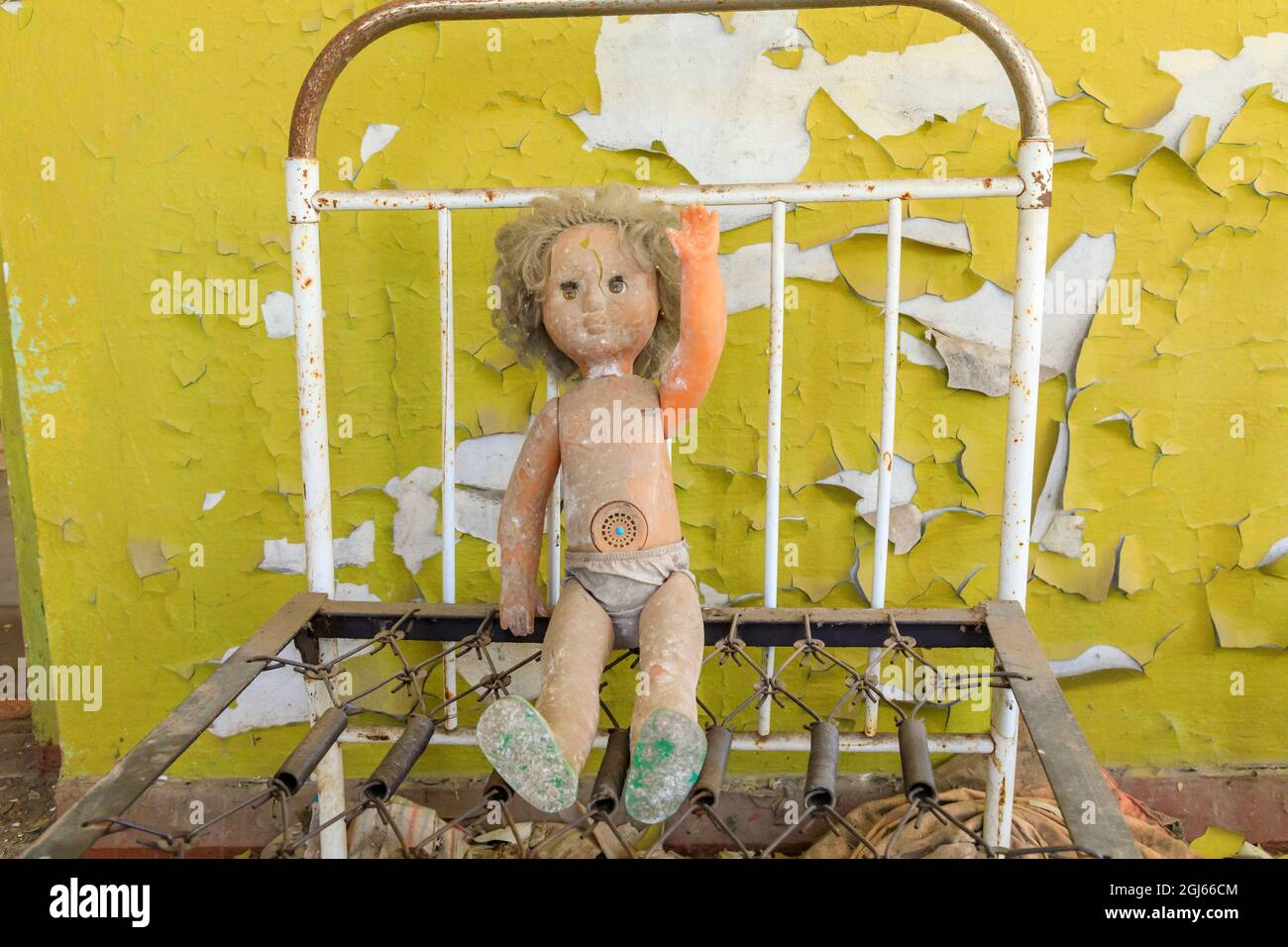 Ucraina, Pripyat, Chernobyl. Bambola giocattolo. Foto Stock