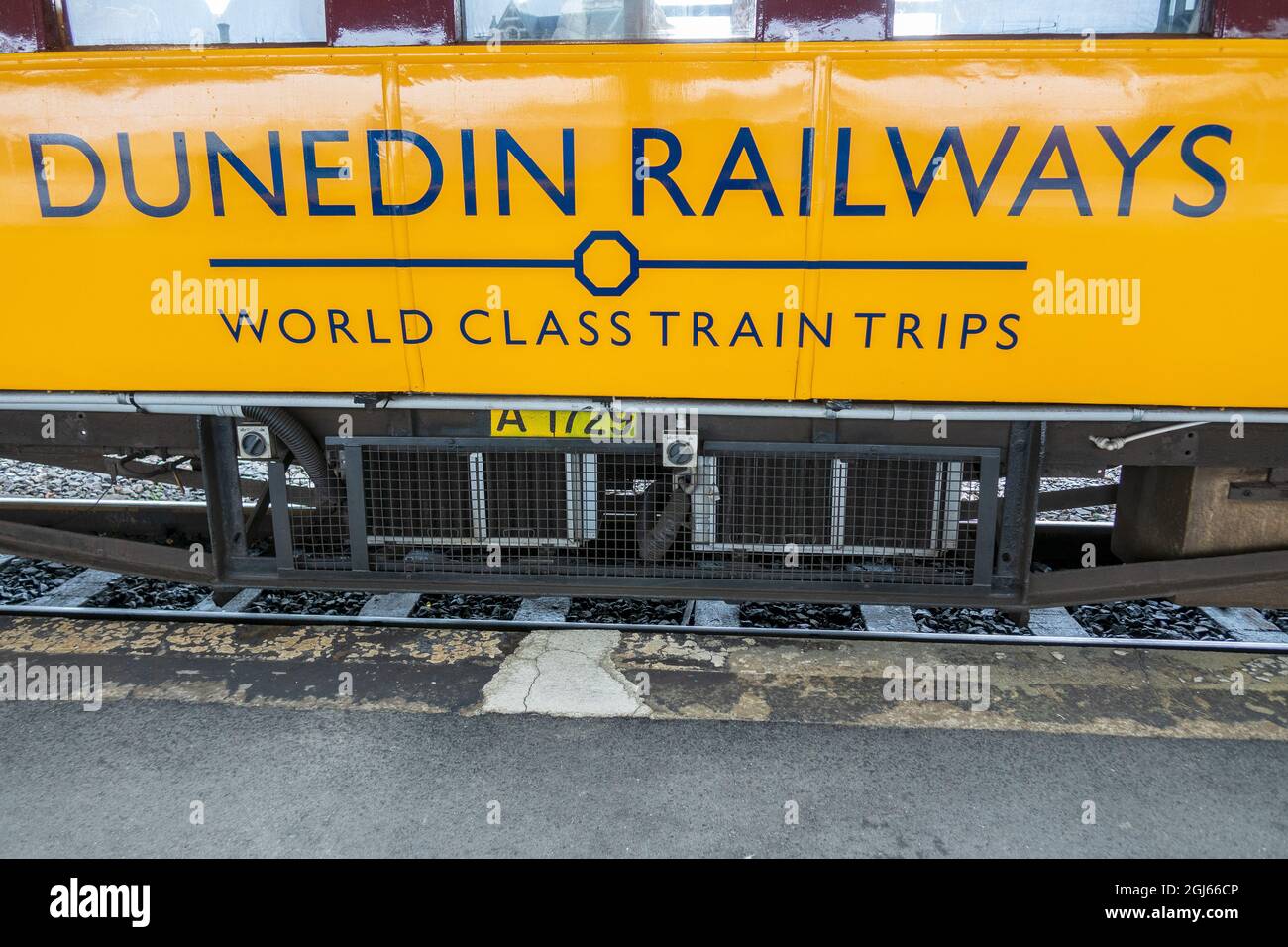 Yellow Dunedin Railways Sign sul lato della Passenger Carriage Car World Class Train Trips Dunedin Station New Zealand Foto Stock
