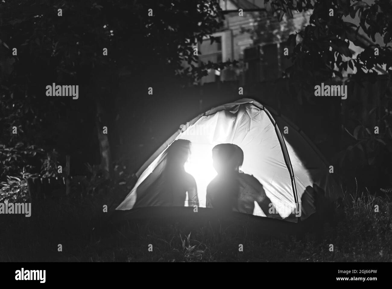Persone nella tenda di notte. Foto in bianco e nero Foto Stock
