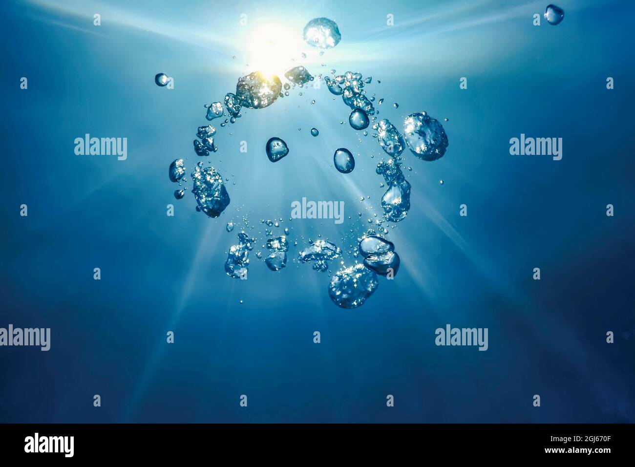 Bolle d'aria subacquea con luce solare. Bolle d'aria di sfondo subacquea Foto Stock