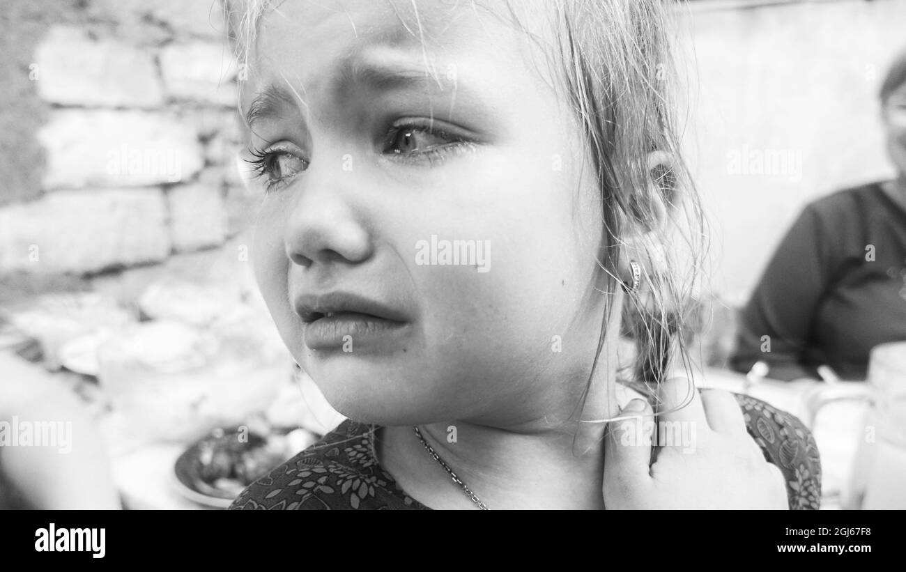 Bambina che piange. Foto B W. Foto Stock