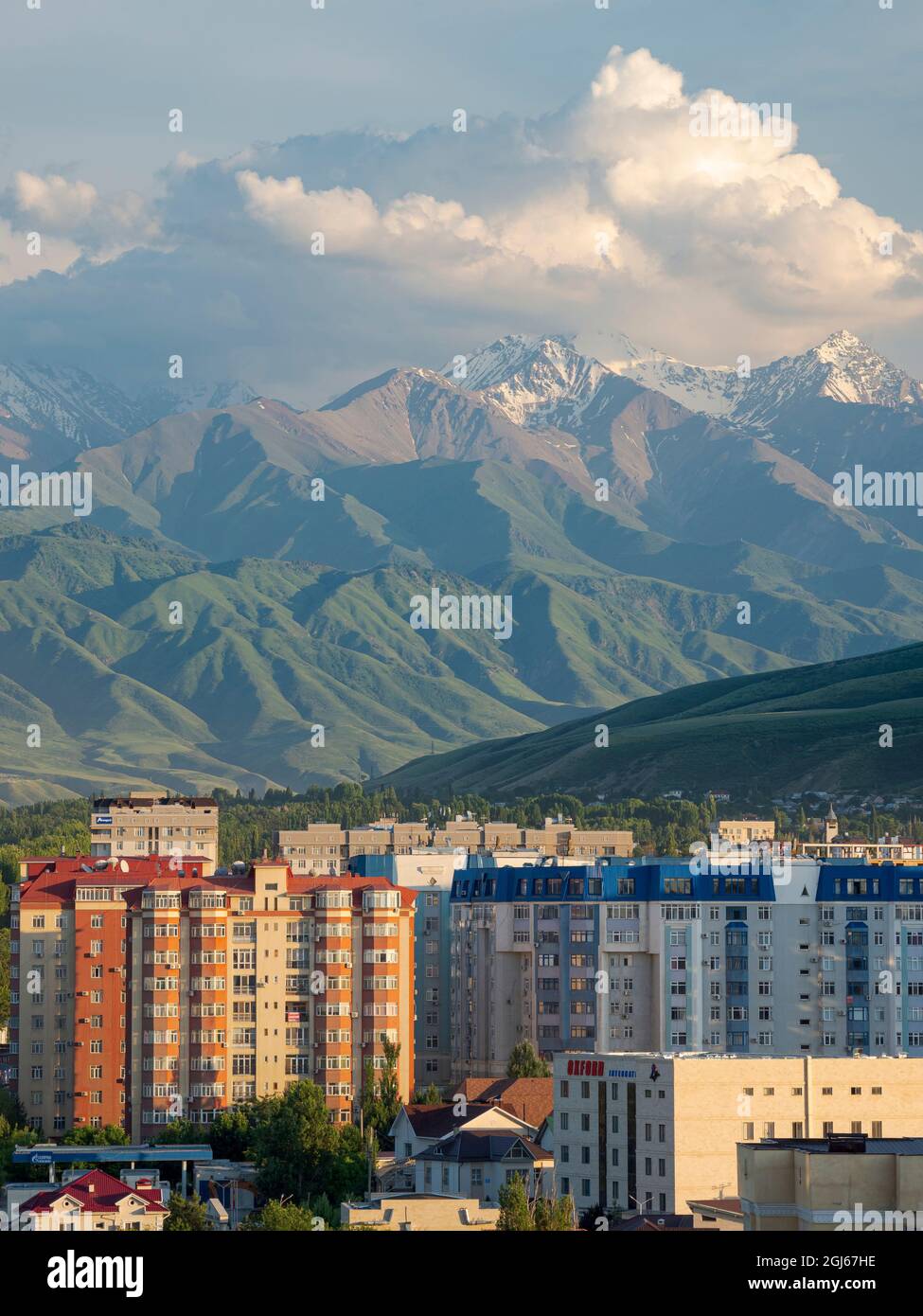 Vista della città con edifici alti e moderni, sfondo le montagne di Alatau e Ala Artscha National Park, la capitale Bishkek situato ai piedi Foto Stock