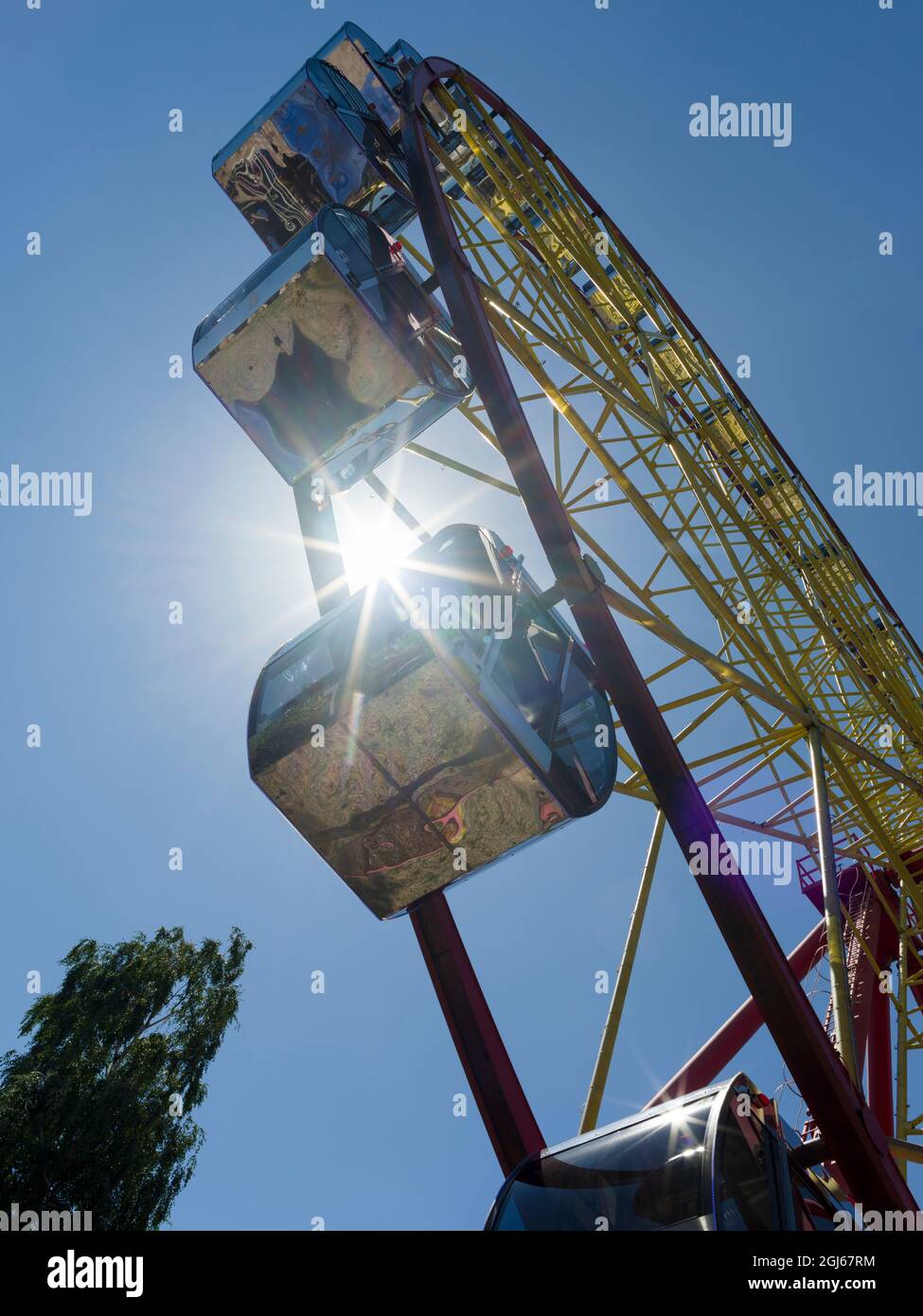 La ruota panoramica di Panfilow Park, un parco divertimenti nel centro della città. La capitale Bishkek, Kirghizistan. (Solo per uso editoriale) Foto Stock