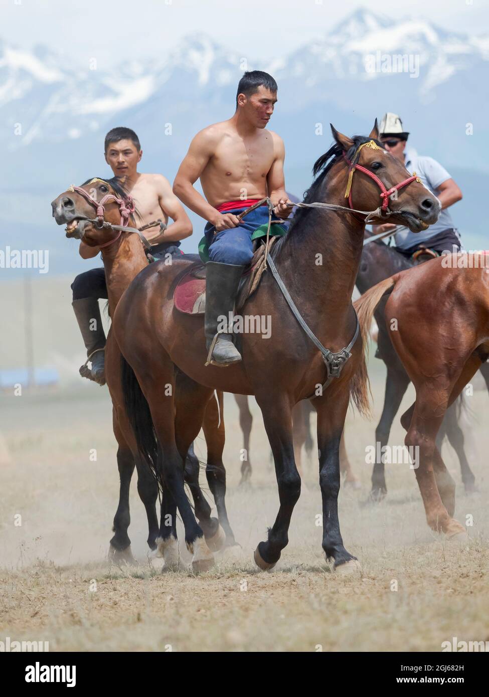 I concorrenti che entrano nel ring. Er Enish o Oodarysh, wrestling da cavallo. Festival popolare e sportivo che commemora il Sig. Koshomkul, sportivo e sportivo Foto Stock