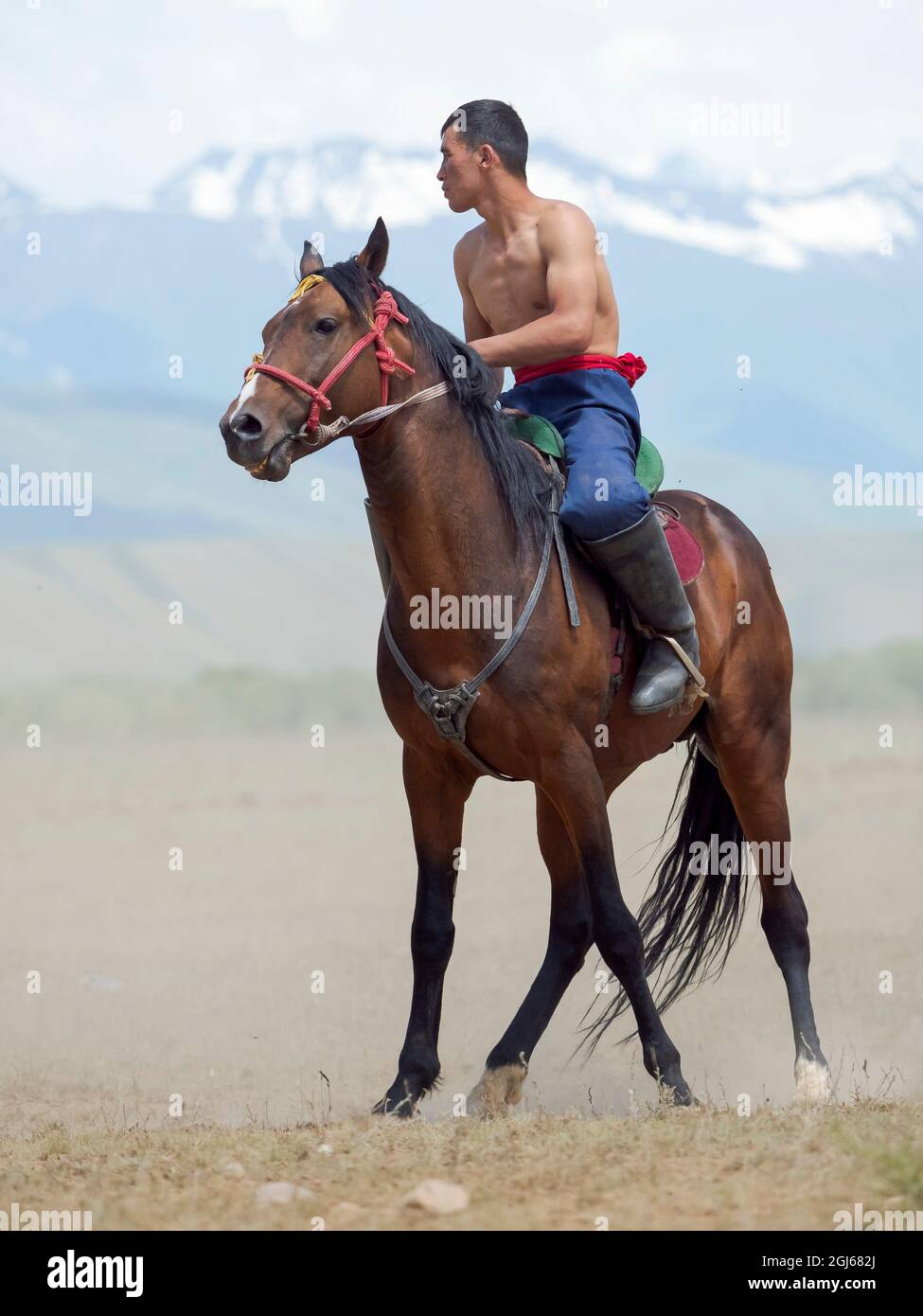 I concorrenti che entrano nel ring. Er Enish o Oodarysh, wrestling da cavallo. Festival popolare e sportivo che commemora il Sig. Koshomkul, sportivo e sportivo Foto Stock