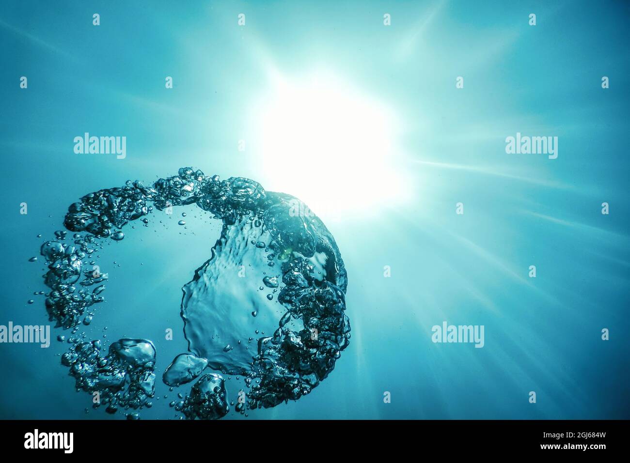 Bolle d'aria subacquea con luce solare. Bolle d'aria di sfondo subacquea Foto Stock