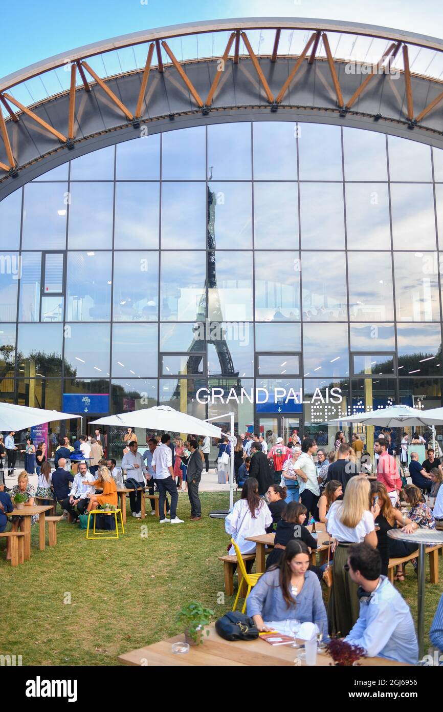 Una panoramica della fiera Art Paris tenutasi a le Grand Palais Ephemere l'8 settembre 2021 a Parigi, Francia. Per la prima volta, Art Paris Art Fair segna l'inizio del nuovo anno dell'arte. La fiera d'arte contemporanea, che si svolge solitamente in primavera, inizia giovedì e si svolge nell'effimero Grand Palais, una nuova struttura progettata dall'architetto Jean-Michel Wilmotte sul Champ-de-Mars. Per la sua 23a edizione, ospita 140 gallerie, che offrono uno sguardo al lavoro di oltre 900 artisti. Come negli anni precedenti, l'evento offre l'opportunità di (ri)scoprire un ampio panorama di moderno e contemporaneo Foto Stock