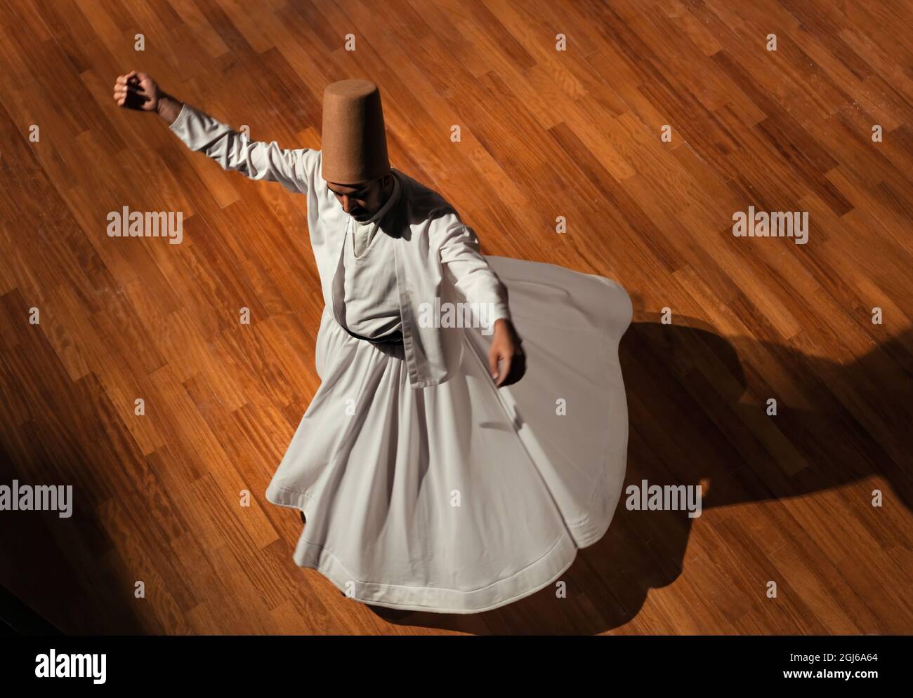 Konya - 05 ottobre 2021: Dondolante Dervish | Semazen esecuzione Sama rituale sul palco. Dance of Dervishes è una sorta di meditazione su Dio attraverso la musica Foto Stock