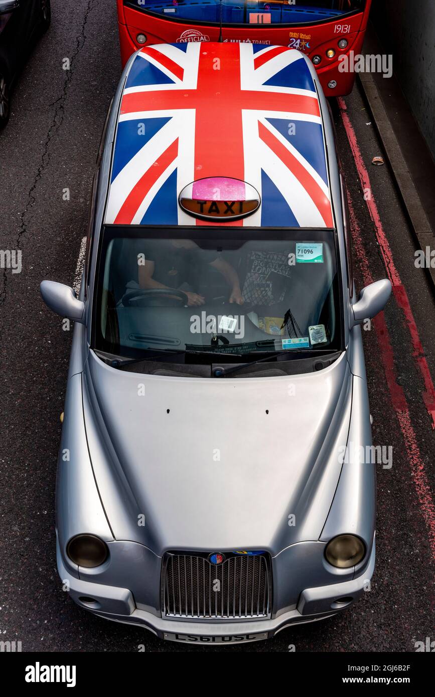 Una vista elevata di Un taxi di Londra, The Embankment, Londra, Regno Unito. Foto Stock