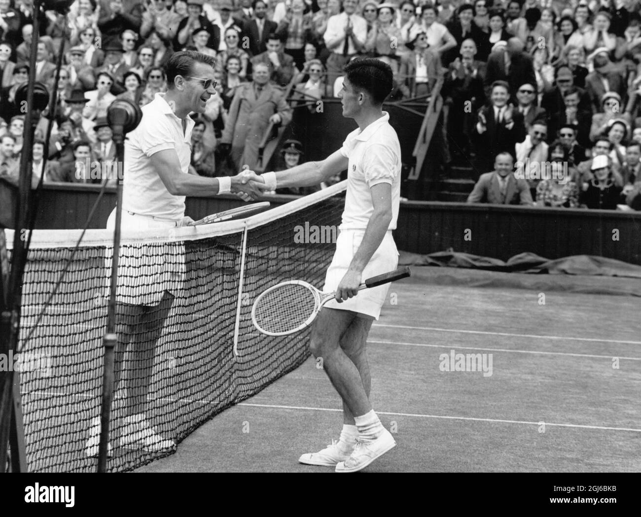 Jaroslav Drobny - asso da tennis ceco (ora cittadino egiziano) - Wimbledon - 2 luglio 1954 Foto Stock