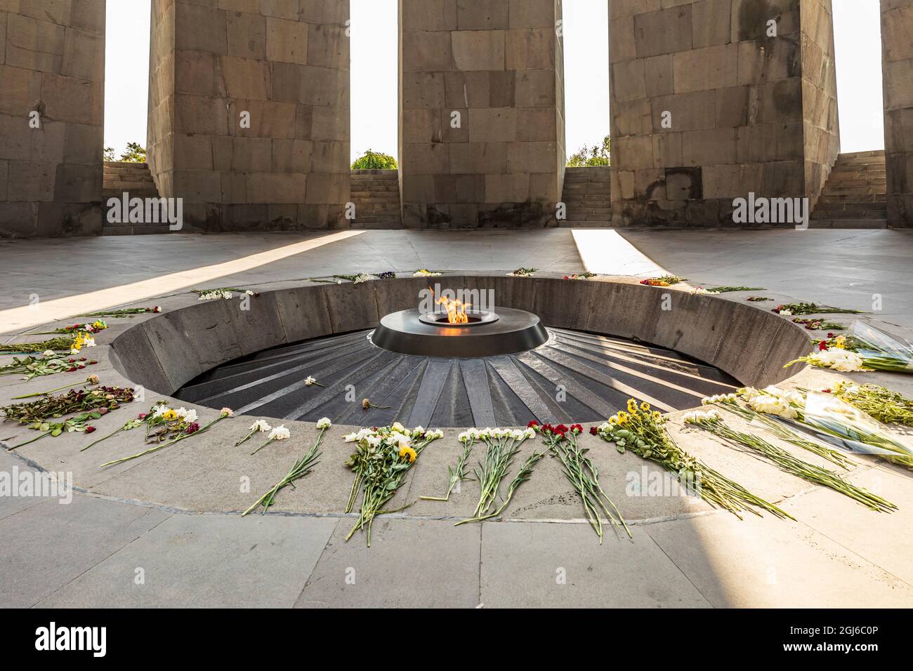 Yerevan, Provincia di Yerevan, Armenia. La fiamma eterna con fiori, nel Memorial Hall al Tsitsernakaberd genocidio armeno complesso memoriale. Foto Stock
