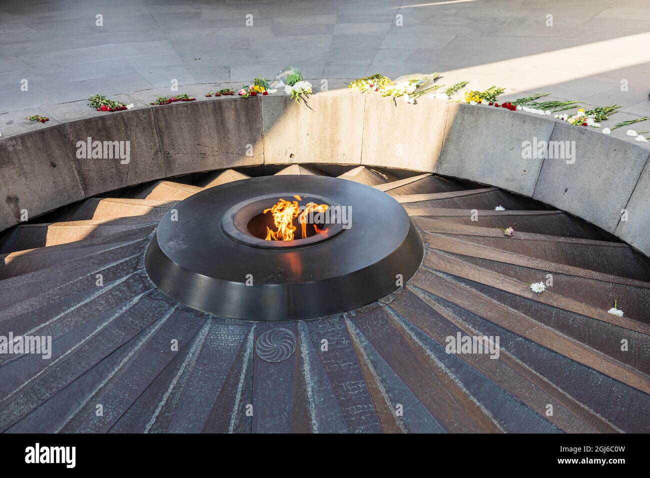 Yerevan, Provincia di Yerevan, Armenia. La fiamma eterna con fiori, nel Memorial Hall al Tsitsernakaberd genocidio armeno complesso memoriale. Foto Stock