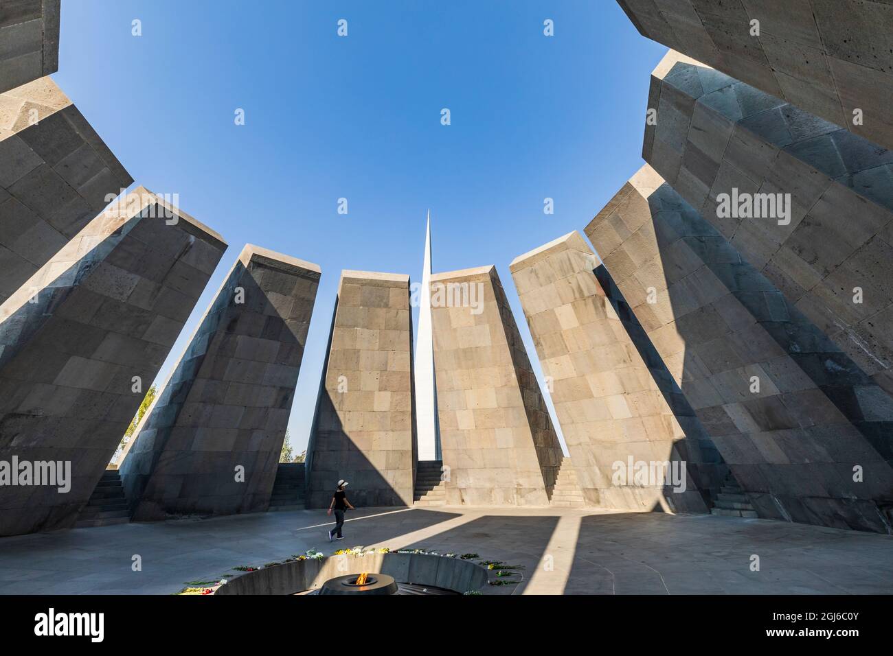 Yerevan, Provincia di Yerevan, Armenia. La fiamma eterna con i fiori, nella Sala commemorativa del complesso commemorativo del genocidio armeno Tsitsernakaberd. (E Foto Stock