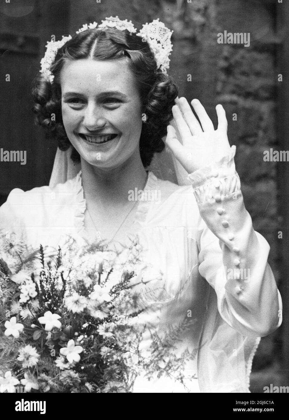 La signora Geoffrey Dyson , Maureen ( Gardner ) l'uragano olimpico e spinter il suo giorno di nozze a St Mary Maddalene Church Oxford 11 settembre 1948 Foto Stock