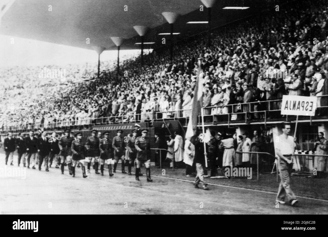 LA SQUADRA OLIMPICA SPAGNOLA NEL MARZO SCORSO Helsinki : la squadra spagnola di atleti durante il marzo scorso alla cerimonia di apertura dei Giochi olimpici nello stadio qui. Oltre 6,000 atleti da 70 nazioni gareggeranno nei Giochi che durano due settimane . 19 luglio 1952 Foto Stock