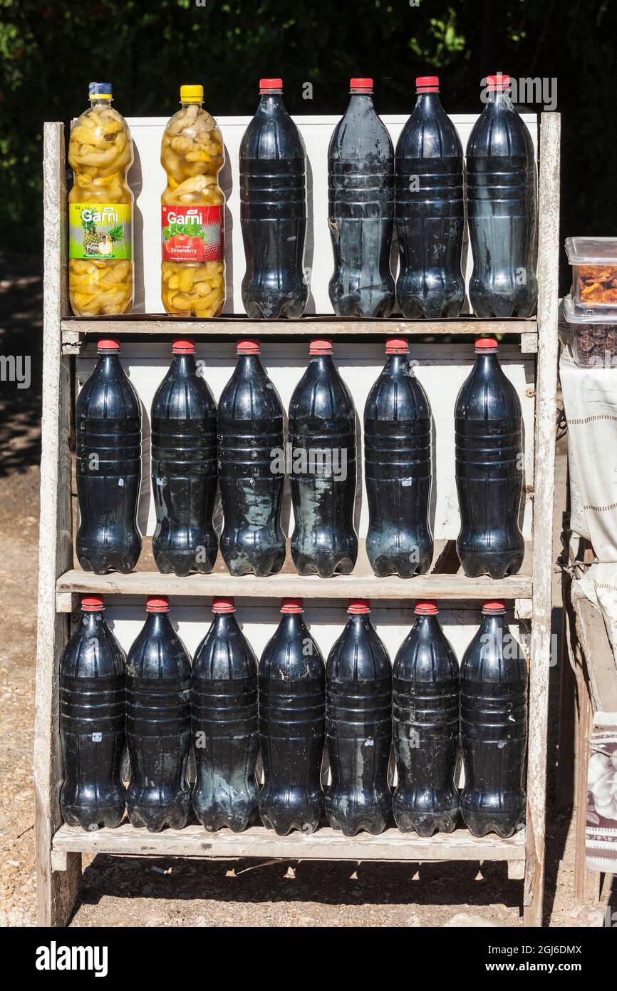 Armenia, Areni. Il vino locale Areni venduto in bottiglie di bibite analcoliche per fare appello ai camionisti iraniani musulmani per il contrabbando di nuovo in Iran. Foto Stock