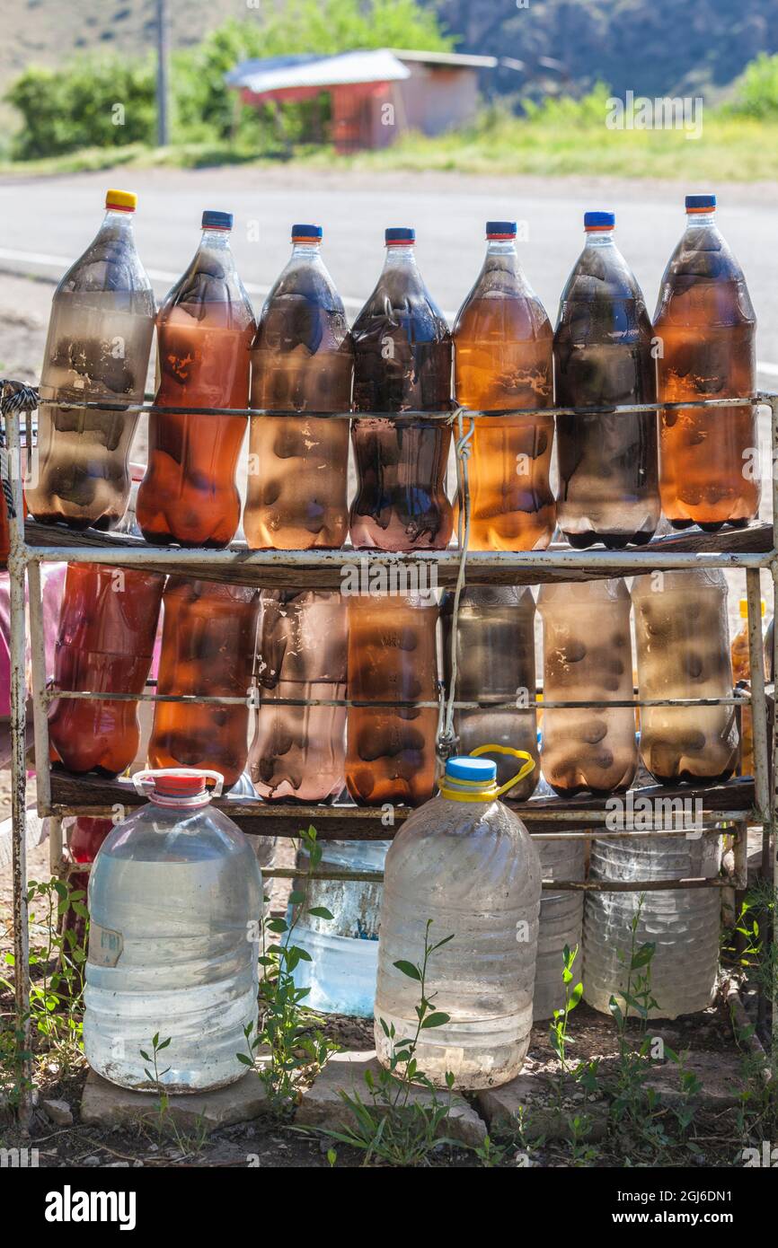 Armenia, Areni. Il vino locale Areni venduto in bottiglie di bibite analcoliche per fare appello ai camionisti iraniani musulmani per il contrabbando di nuovo in Iran. Foto Stock