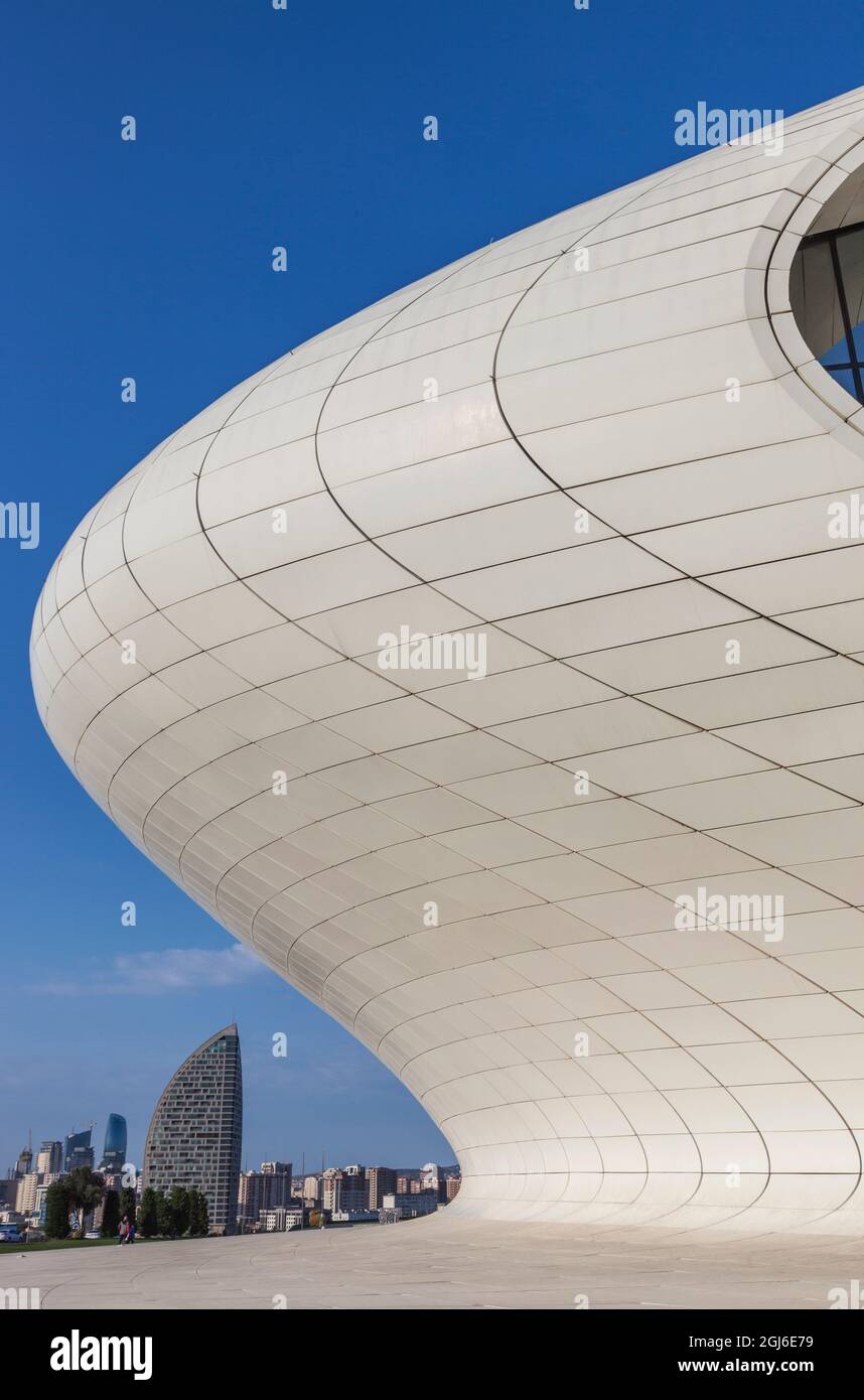 Azerbaigian, Baku. Esterno del centro culturale Heydar Aliyev, progettato da Zaha Hadid. Foto Stock
