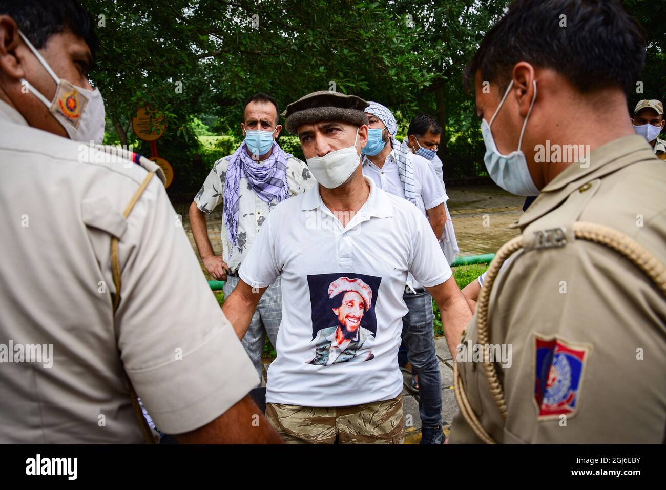 New Delhi, India. 9 settembre 2021. Un rifugiato afghano che indossa una t-shirt con una foto dell'ex comandante Mujahideen ucciso Ahmad Shah Massoud, parla con un poliziotto dopo che gli è stato negato il permesso di tenere una protesta presso l'ambasciata pakistana a Nuova Delhi. Credit: SOPA Images Limited/Alamy Live News Foto Stock
