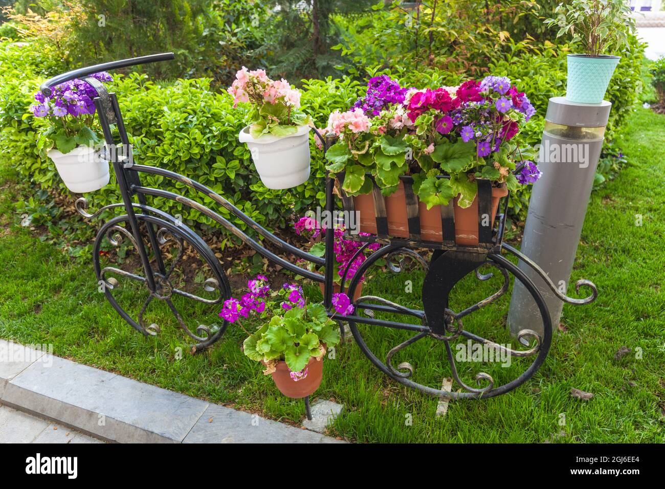 Azerbaigian, Baku. Bicicletta con dettagli fiori, piccolo parco cittadino Foto Stock