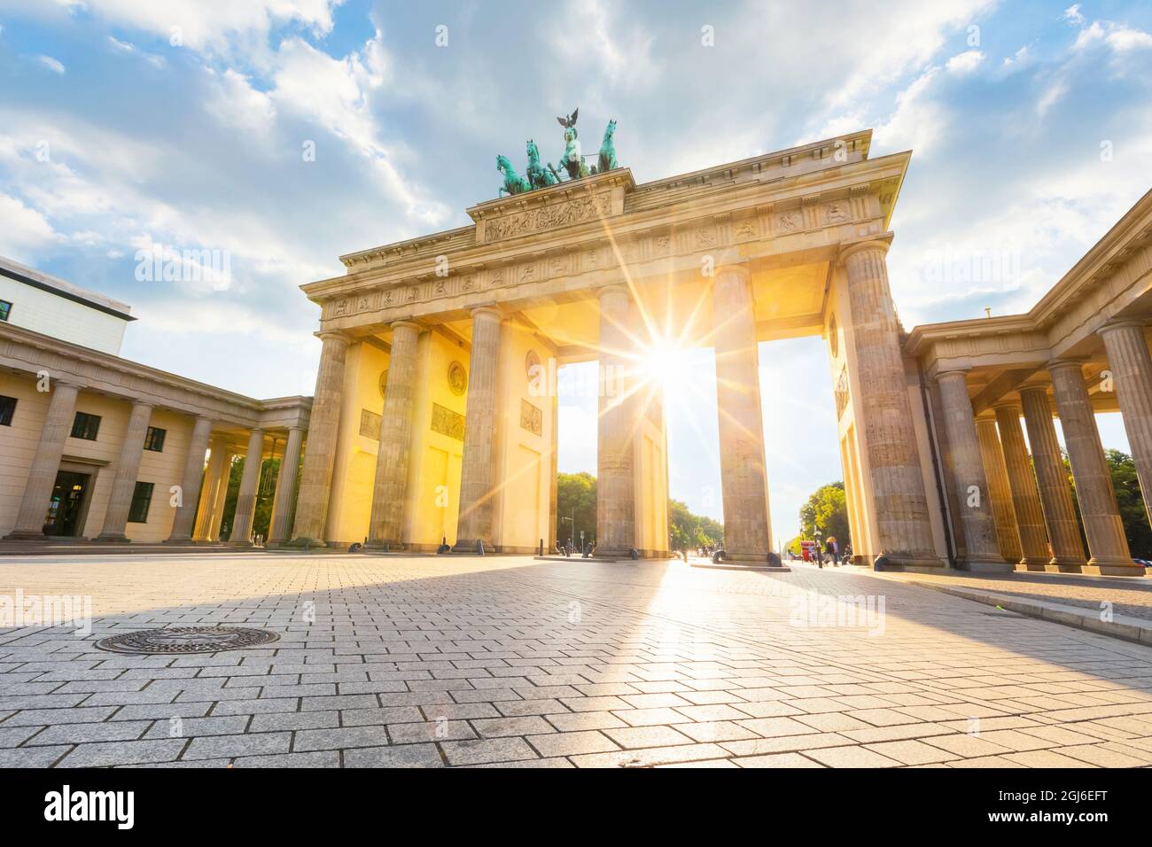 Berlino, Germania. La luce del sole passa attraverso la porta di Brandeburgo Foto Stock