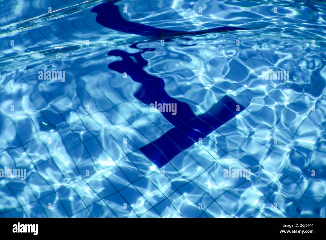 Piscina con acqua. Acqua di ondulazione. Sfondo Sun Reflection. Foto Stock